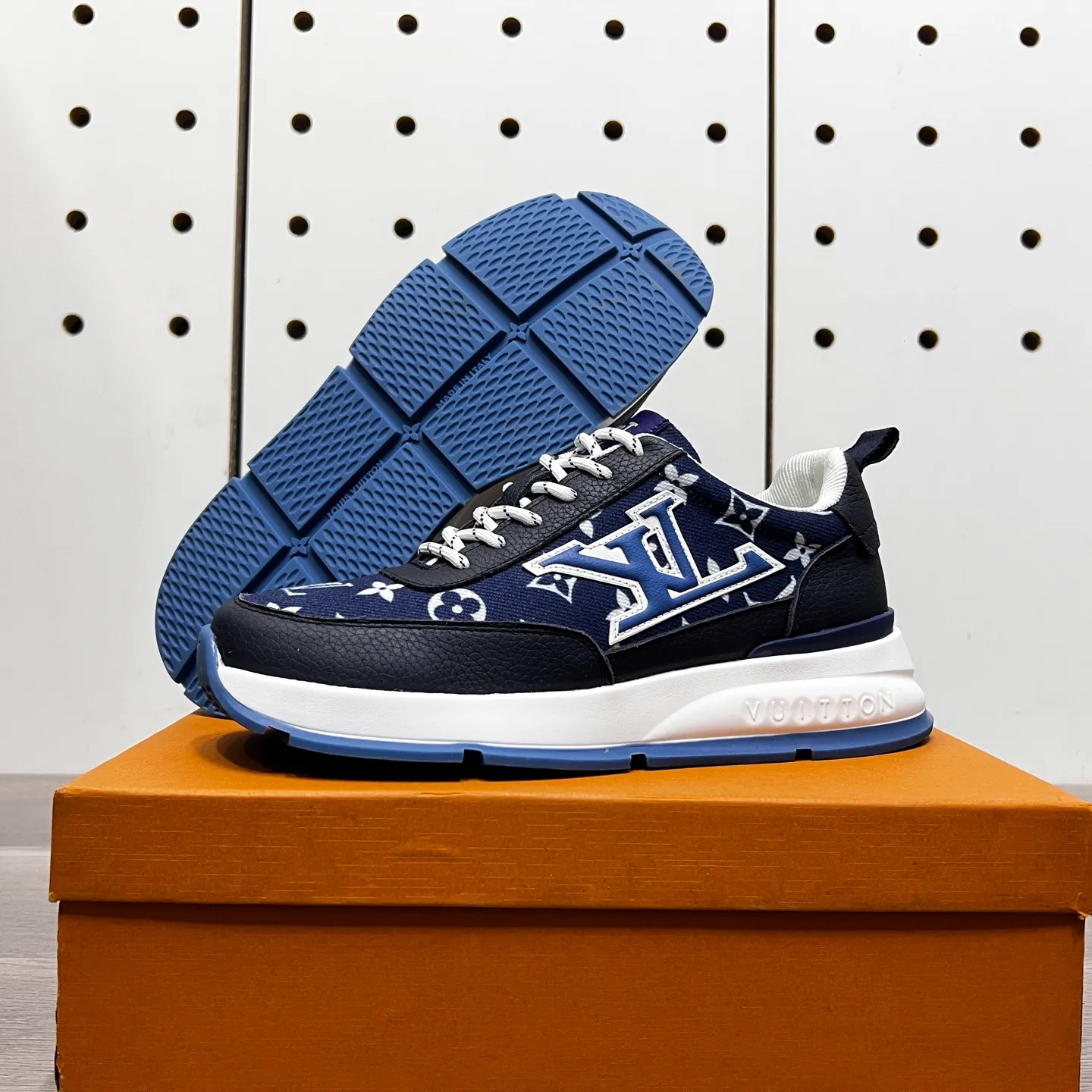 Factory price: 438💰LVZhe's new casual sports shoes for men👉 👉 Fashionable and versatile, 💞 simple and elegant style, 🔊 The fabric is made of imported cowhide with original fabric, ☑️Sheepskin feet inside, original wear-resistant rubber outsole, exclusive new style, actual shot, three colors available, code number: 38-44, (45 can be customized)
